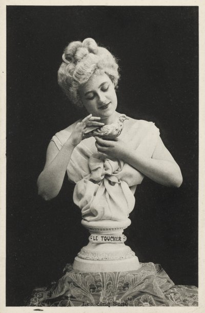 鳥を持つ女性の胸像 作： French Photographer